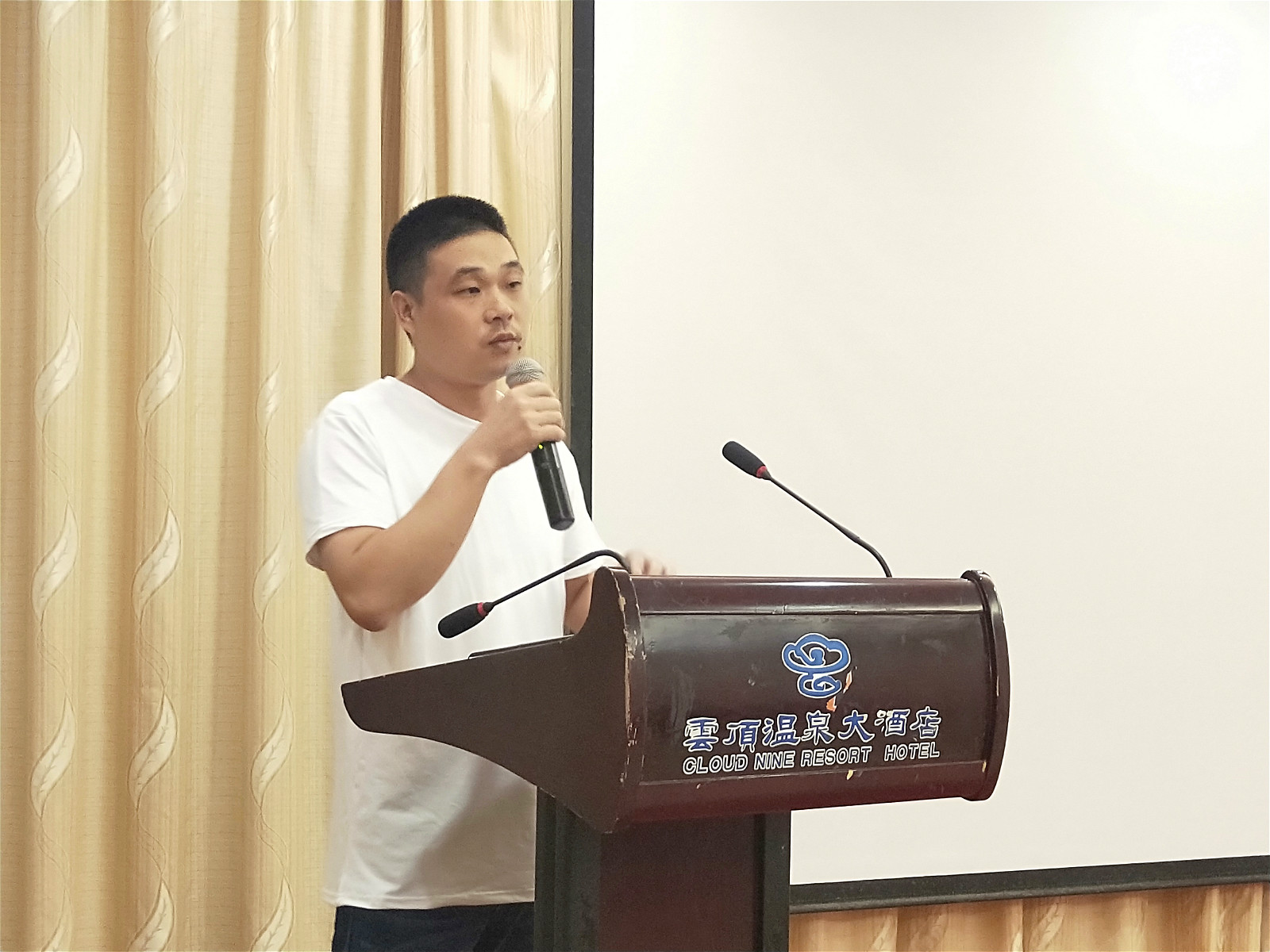 蘑菇短视频安装包設計年中動員大會